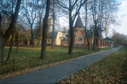 アパートの近くの木造ロシア正教会