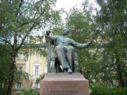 音楽院の前のチャイコフスキー像